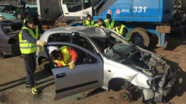 Mobile Jugendarbeit fachmännisches Zerlegen eines PKW