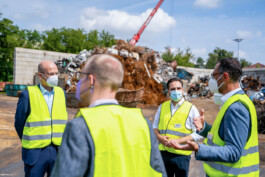Ralph Brinkhaus (li.) und Maximilian Mörseburg im Gespräch mit Stephan Karle (re.) über die aktuellen Herausforderungen und den Stellenwert des Recyclings. (Foto: Elias Media) 