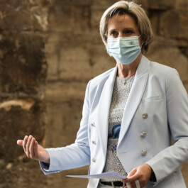 Frau Dr. Hoffmeister-Kraut bedankt sich für die Einladung in der Travertinhalle im Recyclingpark Neckartal.