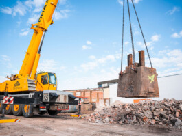 Schwebende Stahlklötze Kran in Aktion mit Stahlklotz