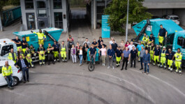 Karle Recycling Gruppenbild Mitarbeiter vor Firmenzentrale 