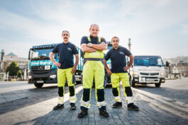 Karle Mitarbeiter mit drei LKW auf dem Schlossplatz in Stuttgart