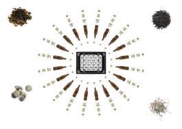 Ein Bierkasten, zerlegt in seine Einzelteil, nach Material sortiert, sternförmig angeordnet 