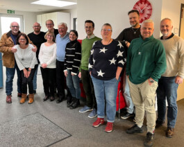 Silke Kiedaisch (7. von links) im Kreis ihrer Kolleg:innen. 