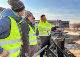 Stephan Karle erklärt die Schrottschere. 