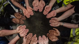 Unser Leitbild Von Arbeit schmutzige Paare von Händen unterschiedlicher Hautfarbe und geschlecht im Kreis, Handflächen nach oben