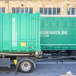 LKW-Anhänger mit Degenkolbe Recycling Containern 
